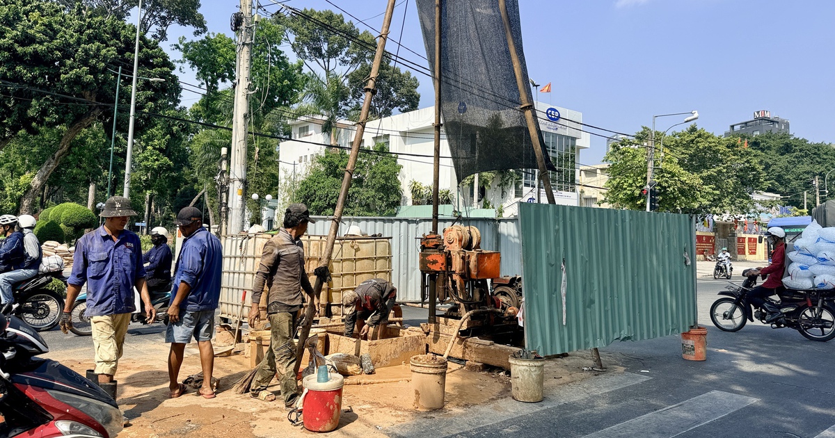 Hàng trăm lô cốt nằm giữa đường ở TP.HCM, gây khó lưu thông: Khi nào chấm dứt?