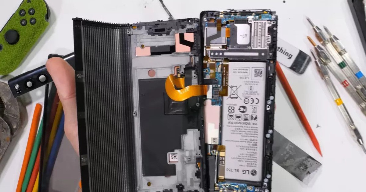 Bất ngờ khi "mổ xẻ" chiếc smartphone màn hình cuộn bị khai tử của LG