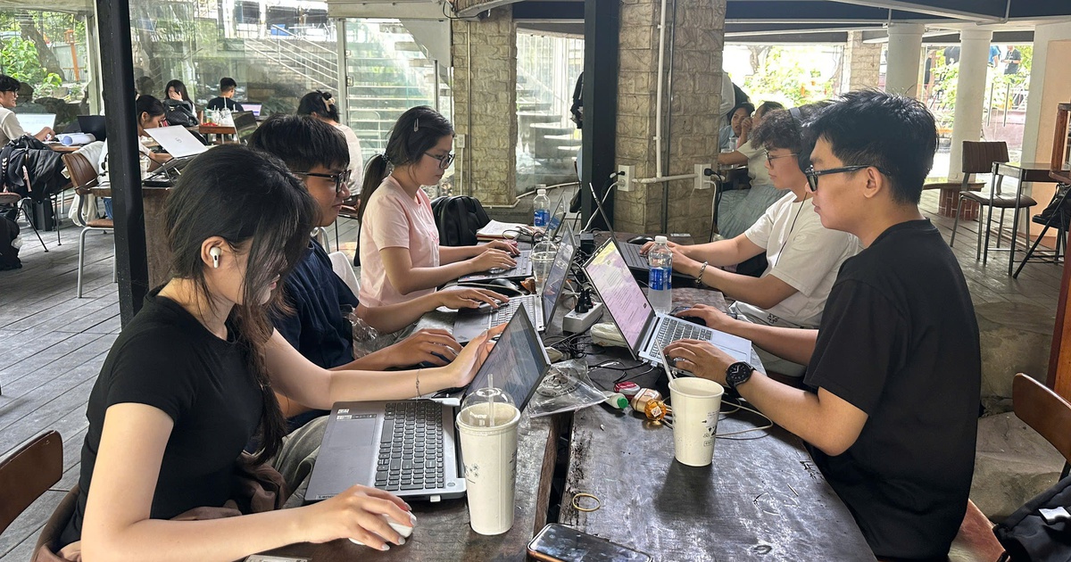 Quán cà phê, thư viện TP.HCM kín chỗ: Nhiều người tìm đến vì 'ở nhà chịu không nổi'