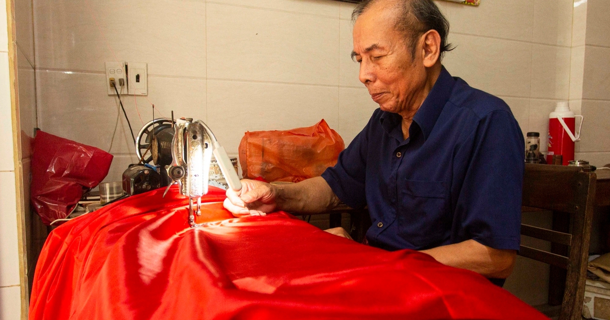 Chuyện người gần 20 năm may cờ Tổ quốc ở kỳ đài Hiền Lương - Bến Hải