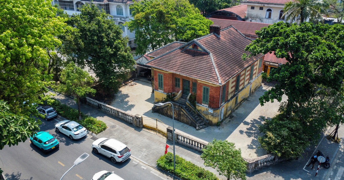 Cận cảnh biệt thự Pháp trên khu 'đất vàng' ven sông Hương trước khi bị tháo dỡ