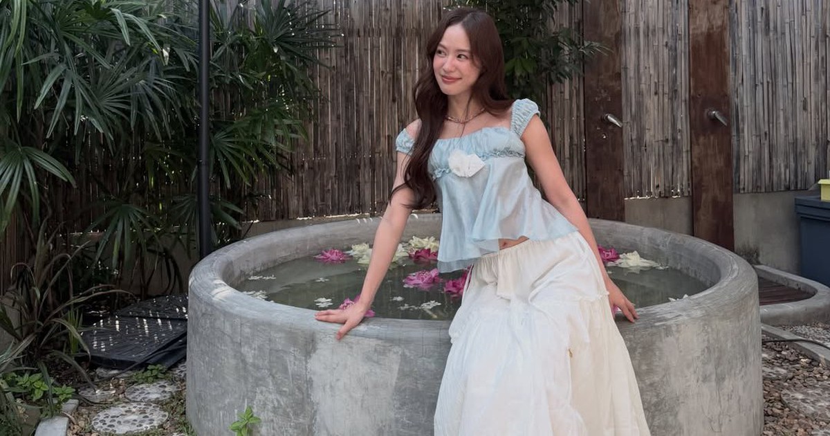 Chân váy trắng giúp nàng tỏa sáng ngày hè rực rỡ