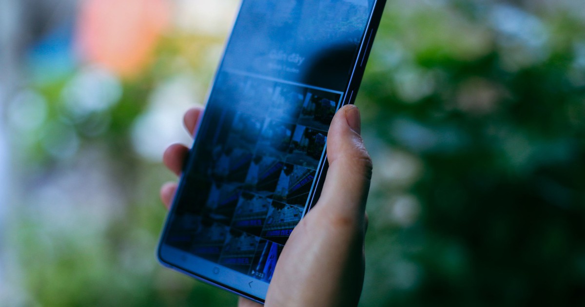 Lý do nhiều người thích nhìn trộm màn hình smartphone người khác