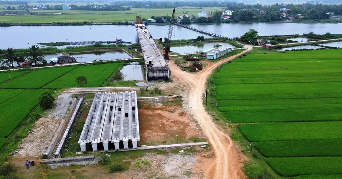 Cầu trăm tỉ đồng "treo" gần cả thập niên