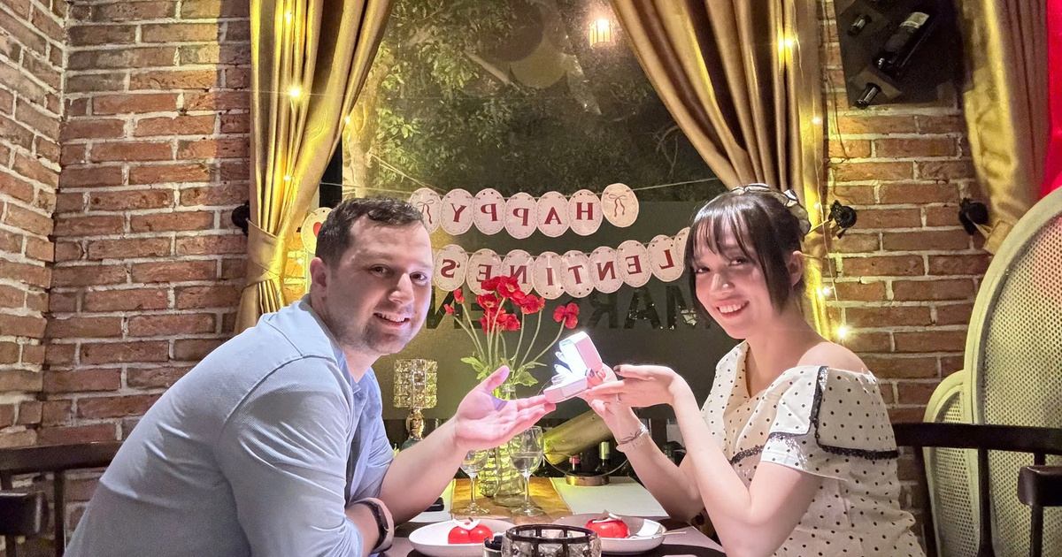 Chàng trai Mỹ vượt 15.000km gặp bạn gái và bí mật đằng sau túi quà 10.000 USD