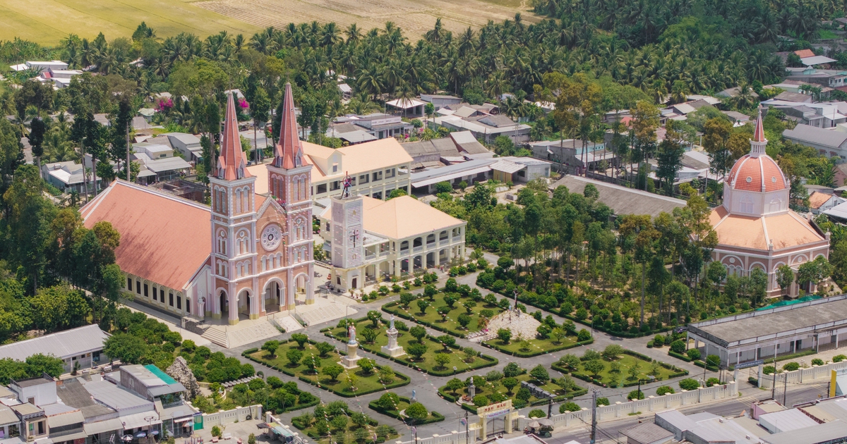 Nhà thờ gần 140 năm tuổi ở miền Tây mang kiến trúc Gothic Pháp độc đáo