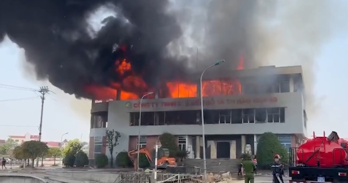 Hà Tĩnh: Cháy lớn tại showroom đồ gỗ