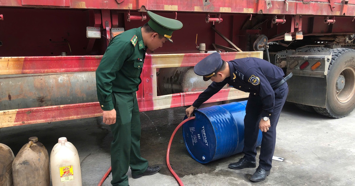 Chặn xe đầu kéo biển số Lào chở trái phép 400 lít dầu diesel qua biên giới