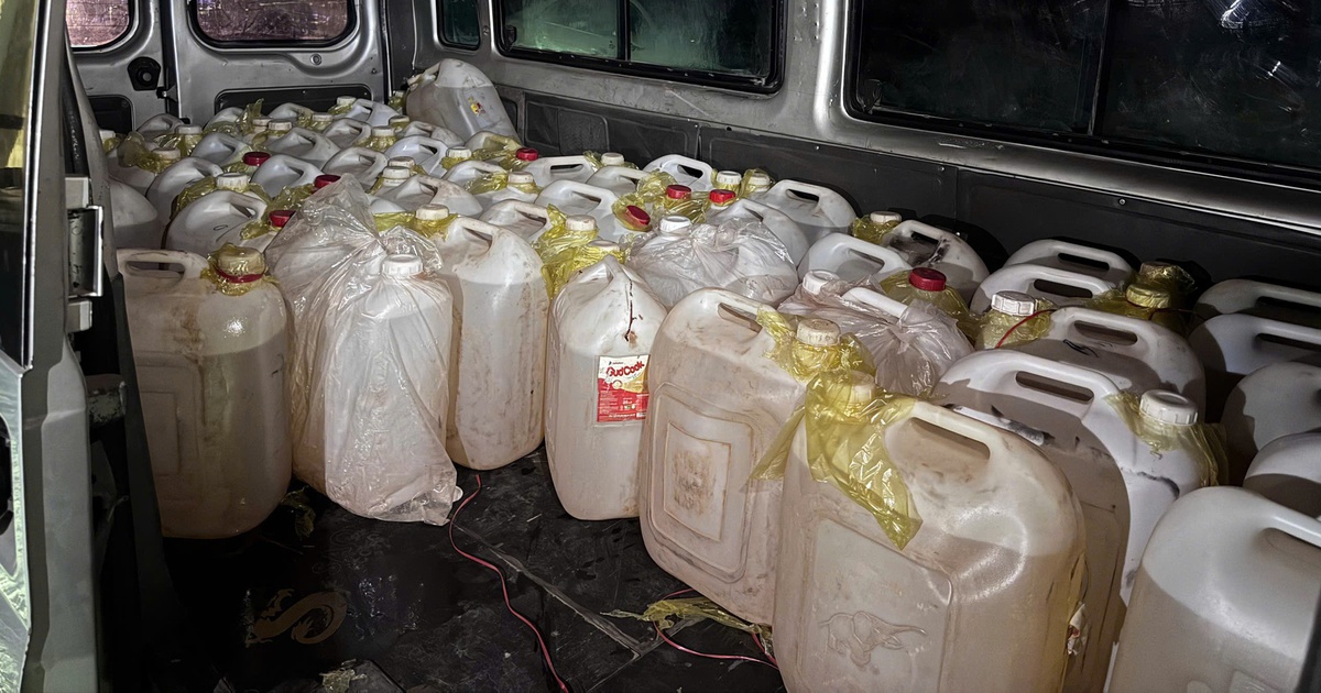 Mua 50 can xăng chở đến biên giới để vận chuyển qua Lào bằng xe máy