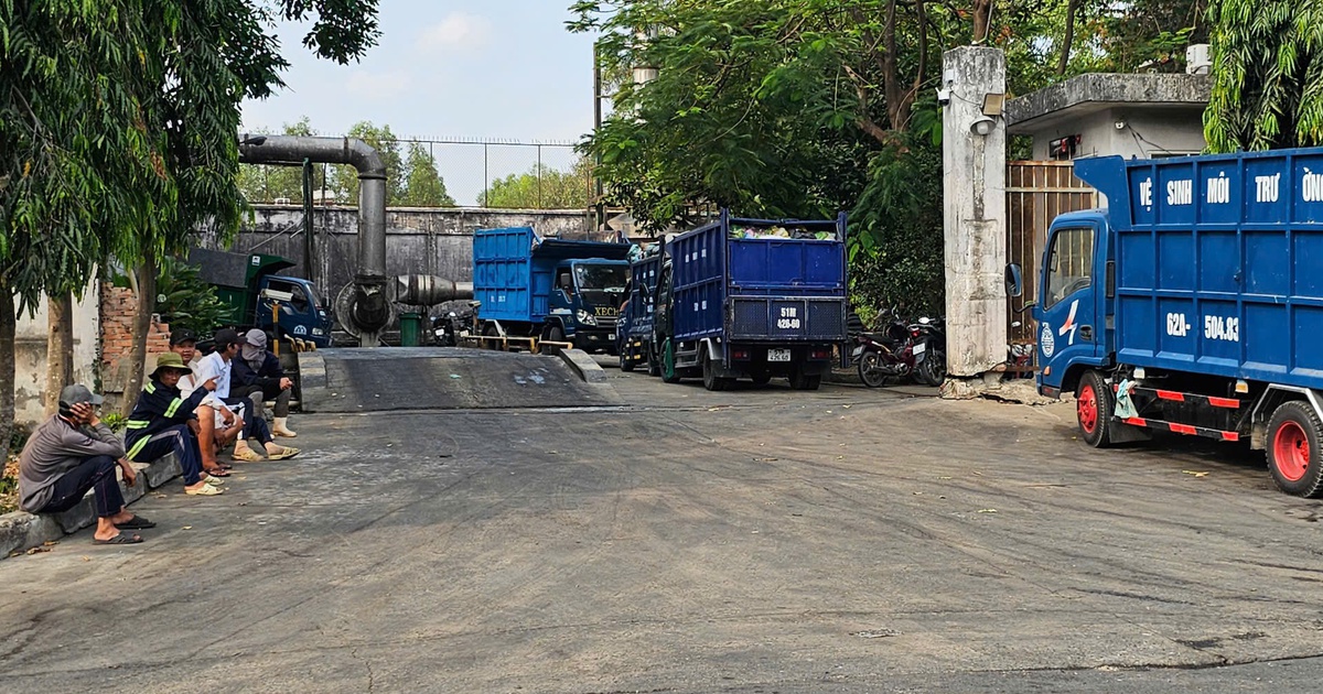 Trạm ép rác Bình Chánh ùn ứ, người thu gom phải ngủ vỉa hè chờ... đổ rác