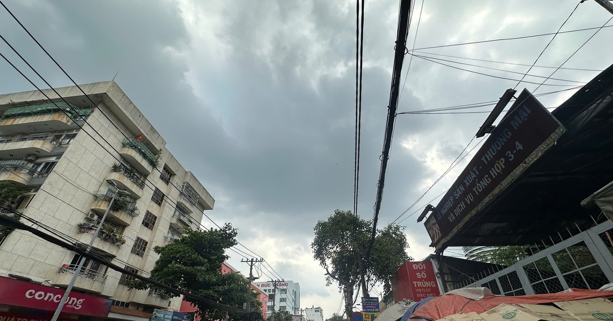 Chật vật chống chọi nắng nóng, người dân TP.HCM chờ cơn 'mưa vàng' giải nhiệt