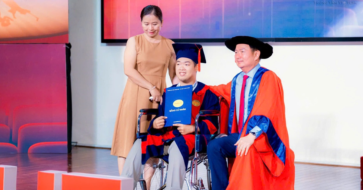 Xe lăn trên bục vinh danh và hành trình 22 năm của mẹ có con bại não