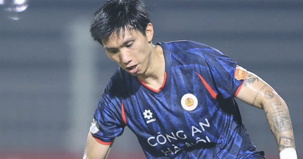 Đoàn Văn Hậu được HLV Polking khen hết lời, mọi thứ bỗng trở nên rất nhỏ