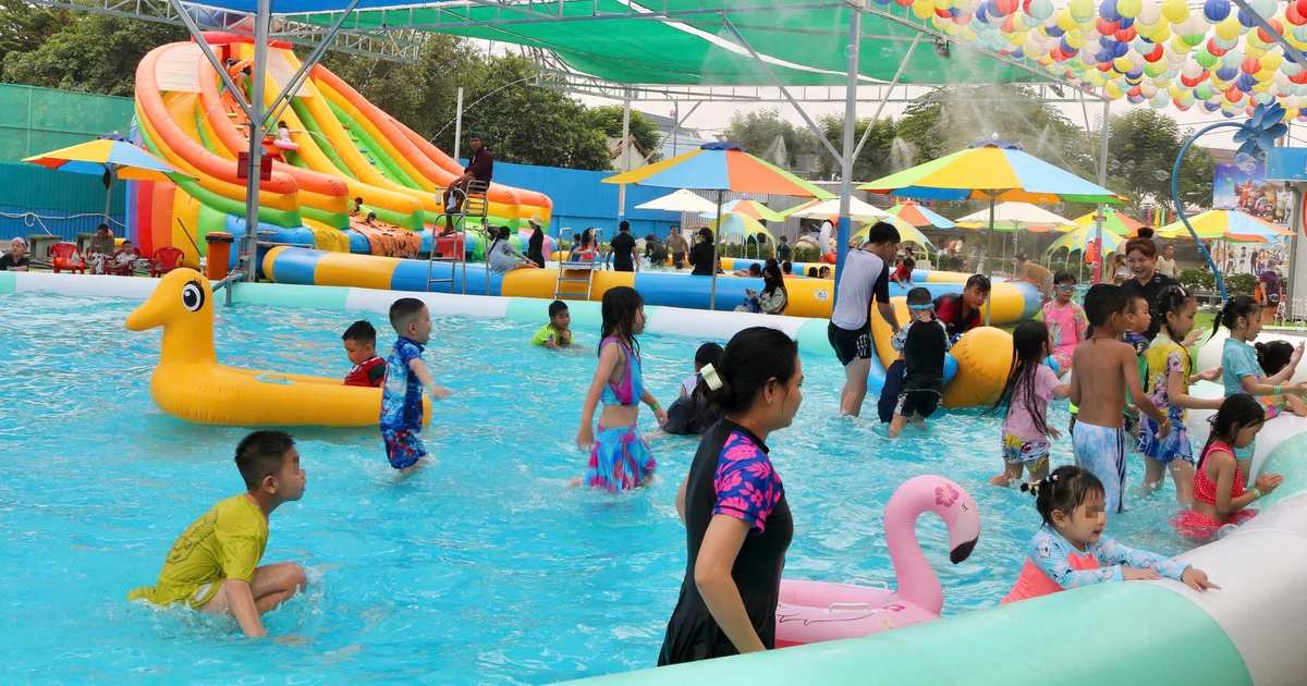 Nắng nóng là 'cơ hội vàng': Xe nước thu 7 triệu/ngày, công viên nước đón 3.000 khách