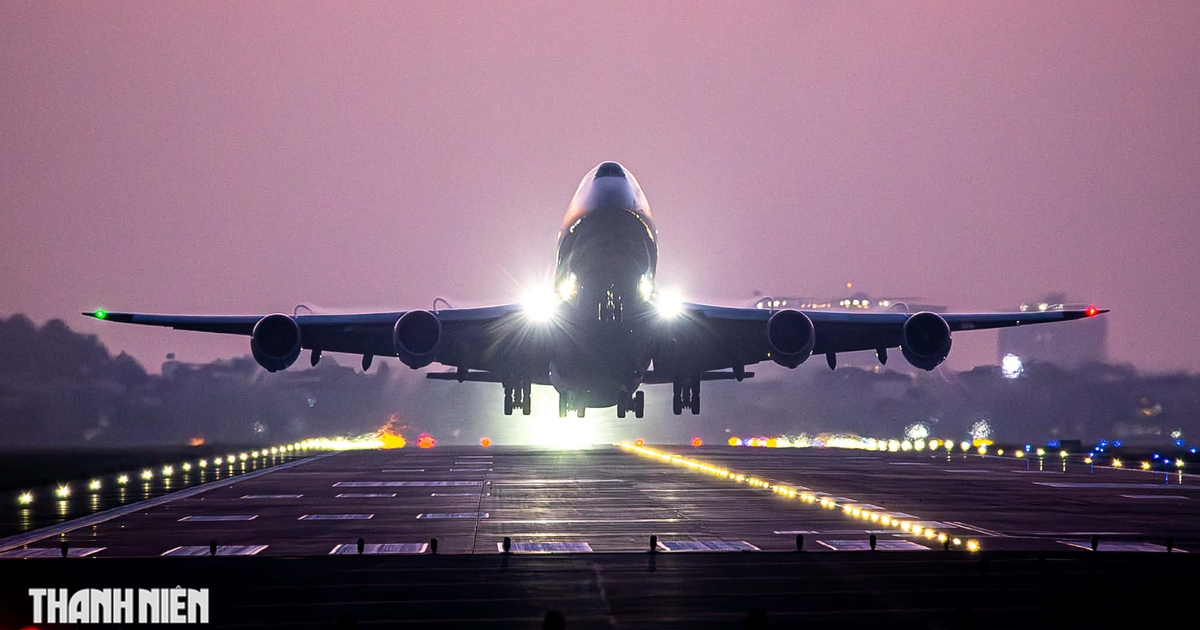 Đứng ven đường, ngồi quán cà phê hàng giờ để 'săn' ảnh máy bay ở TP.HCM