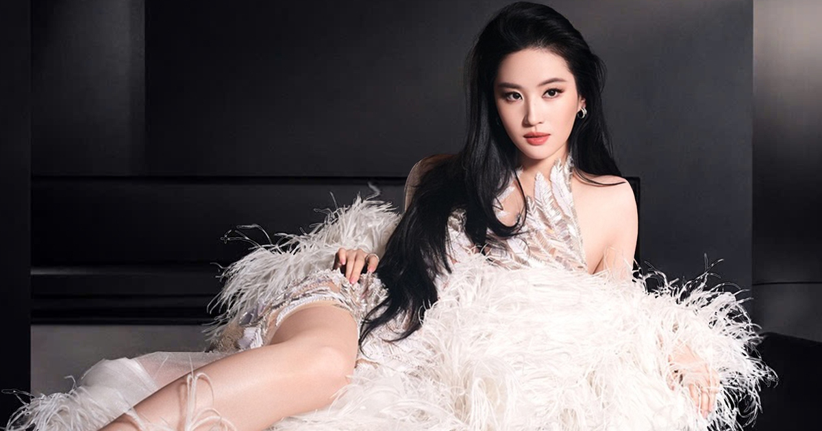 Lưu Diệc Phi khoe sắc vóc quyến rũ trong thiết kế của Lê Thanh Hòa