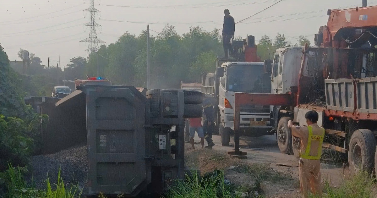 Xe ben chở đá lật đè chết nữ tài xế ô tô con ở Đồng Nai