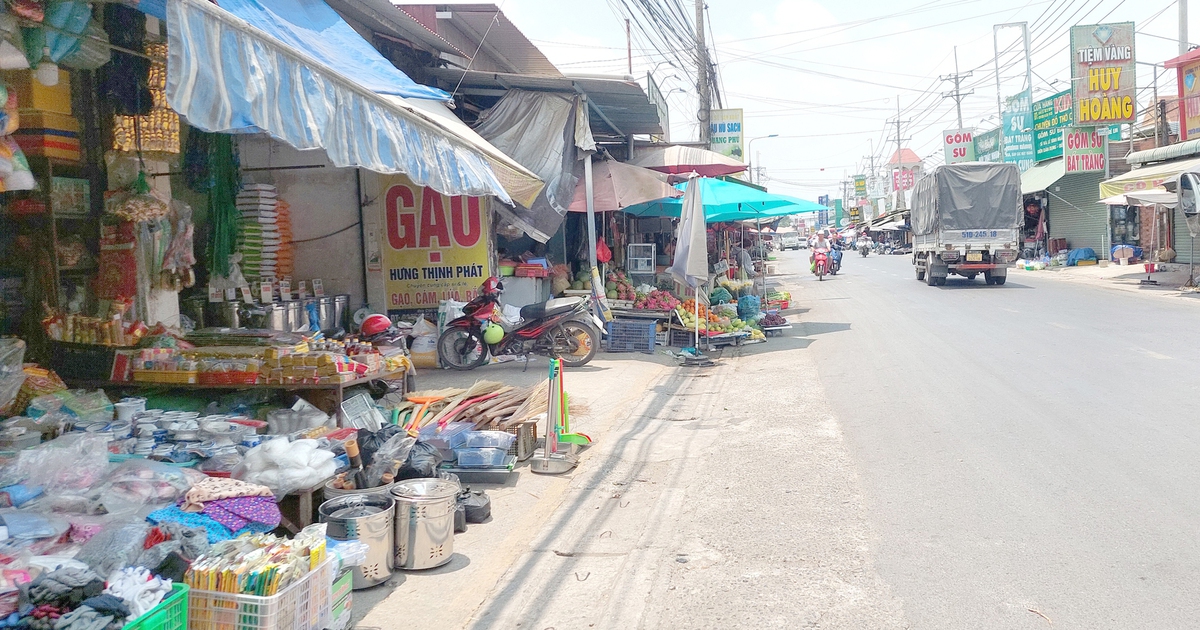 Buôn bán tràn ra lề, lòng đường