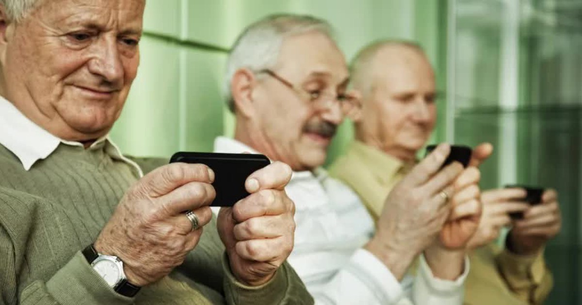 Người lớn tuổi và vòng xoáy lướt smartphone không điểm dừng