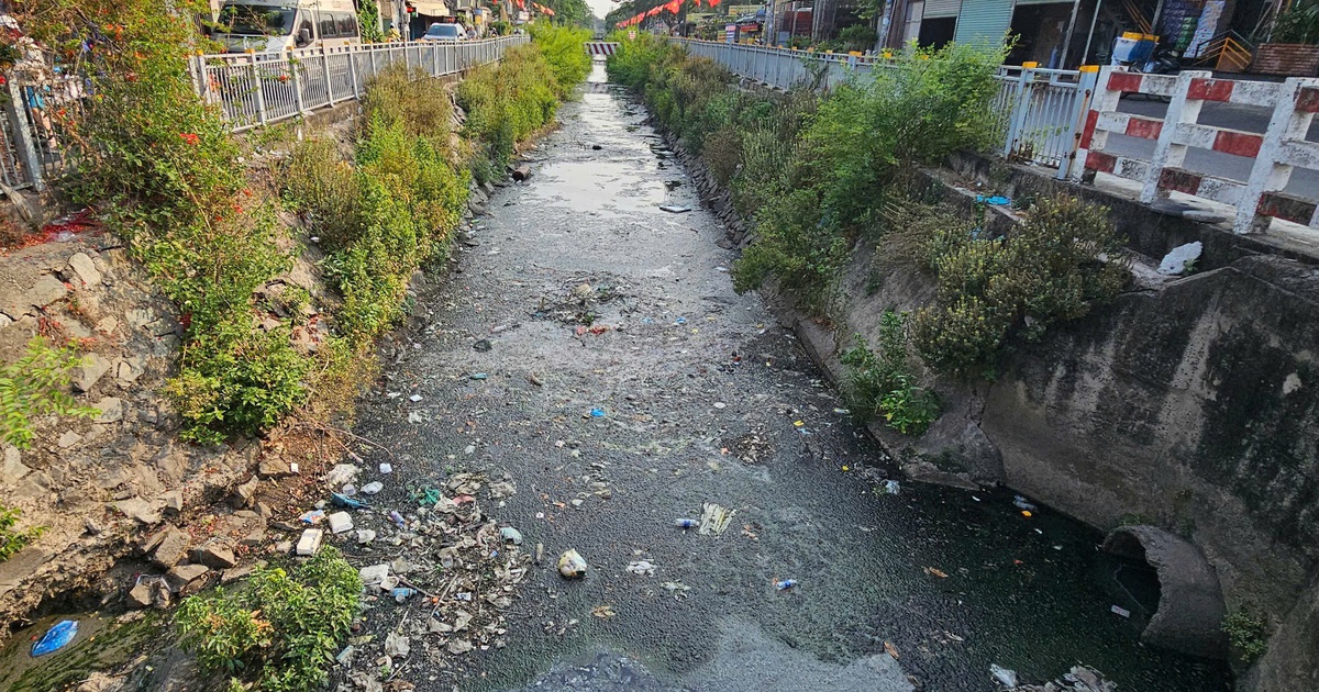 Rác thải bủa vây kênh 19 Tháng 5, nước đen kịt ám ảnh người dân