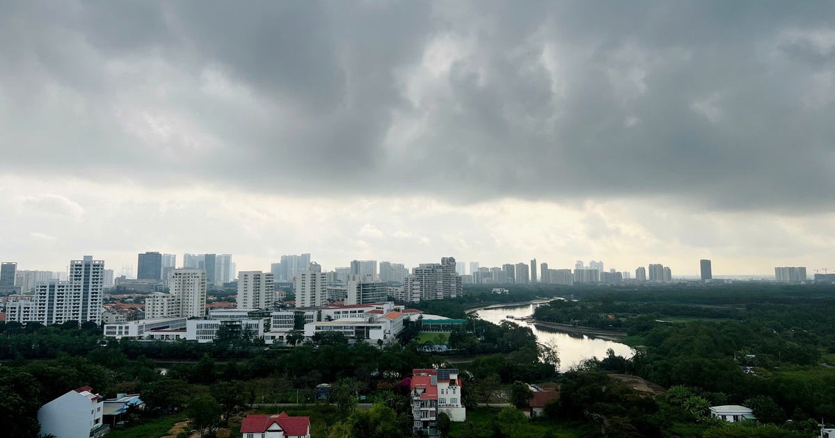 TP.HCM mây đen ùn ùn kéo đến, hôm nay sẽ có "mưa vàng" giải nhiệt?