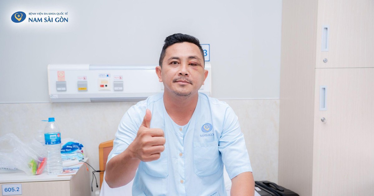 4 giờ nghẹt thở dưới kính vi phẫu giải cứu đôi mắt bị khối u chèn ép