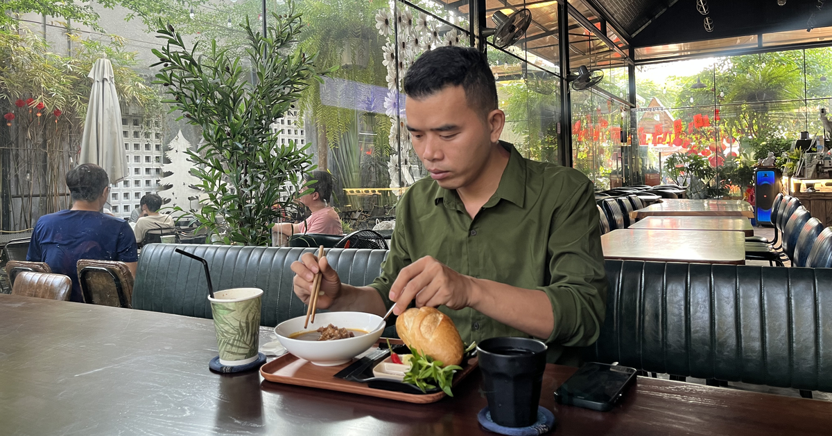 Bữa ăn của người trẻ: Chi 50.000 đồng ăn sáng rồi nhịn luôn bữa trưa, vì sao?