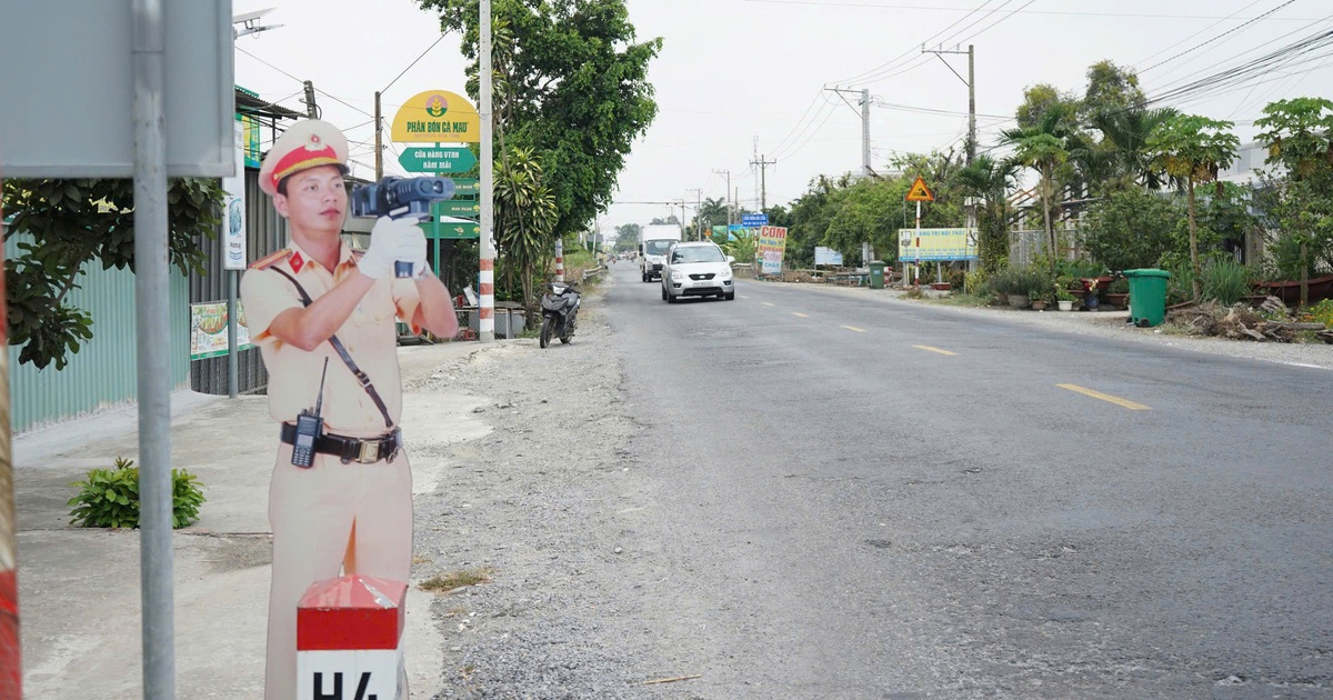 Hình nộm cảnh sát giao thông bắn tốc độ trên quốc lộ: Nhìn xa tưởng thật