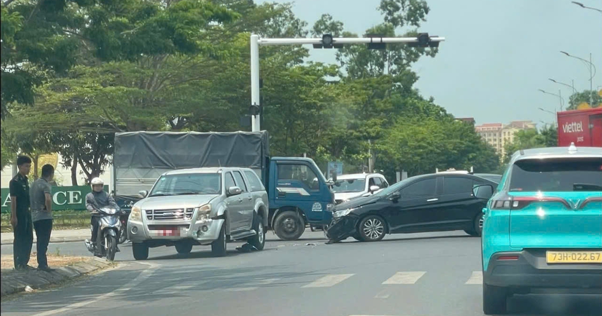 Đèn tín hiệu tê liệt hàng loạt suốt 2 tuần, giao thông Đồng Hới rối loạn
