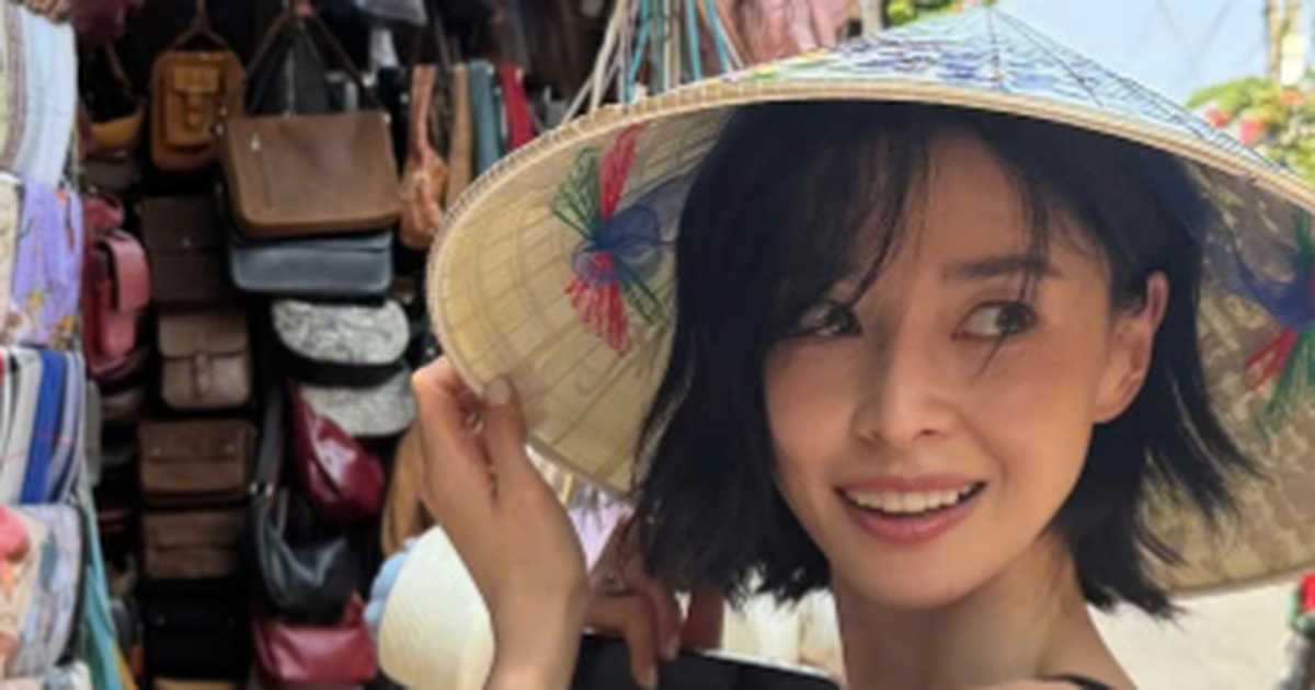 Mỹ nhân Hàn Quốc đội nón lá, dạo phố cổ Hội An