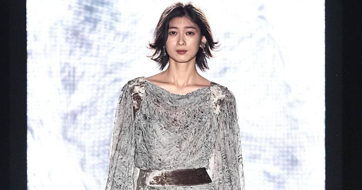 Màu chì 'phát sáng' - ít nhưng đắt, giúp nàng công sở tỏa sáng mỗi ngày