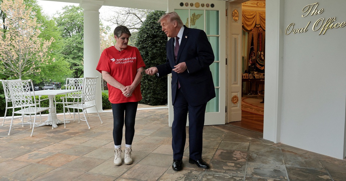 Ông Trump 'boa' 100 USD cho người giao đồ ăn đến Nhà Trắng