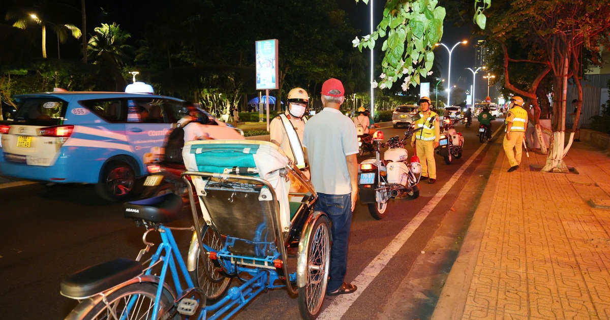 Xích lô ở Nha Trang: Nên điều chỉnh, thay vì cấm