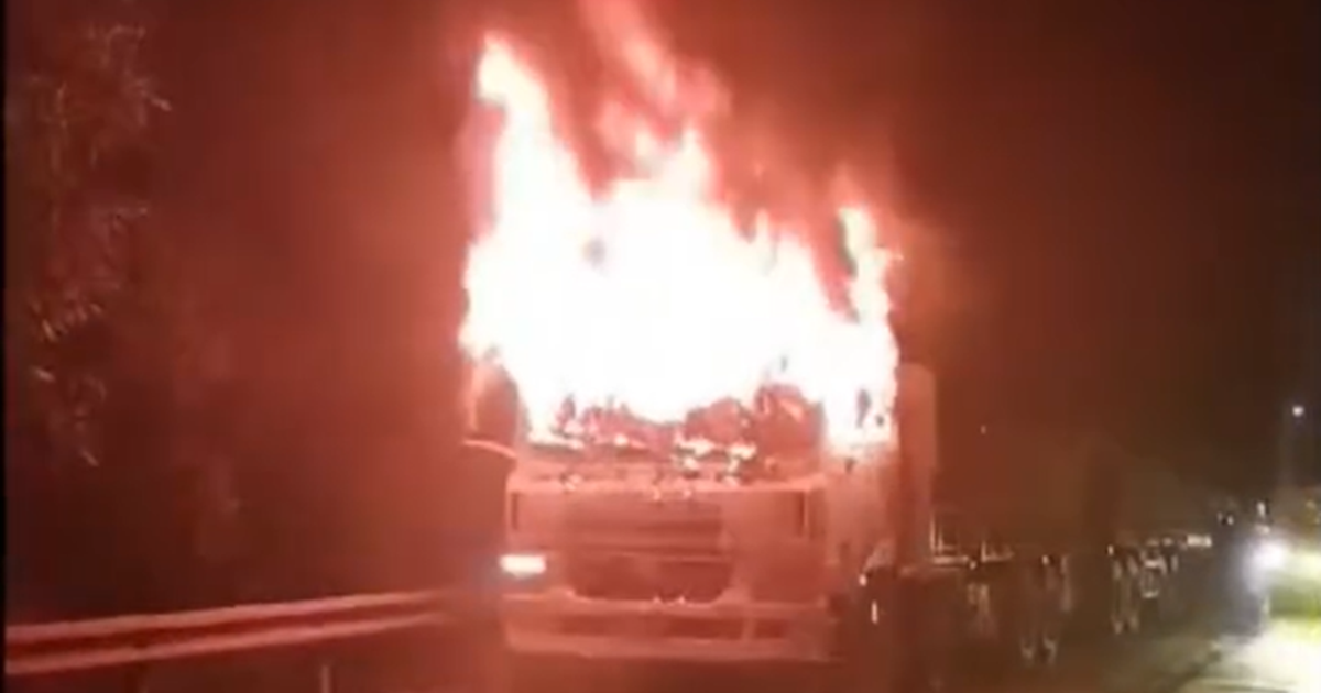 Xe đầu kéo bốc cháy dữ dội trên quốc lộ 12A, cabin bị thiêu rụi