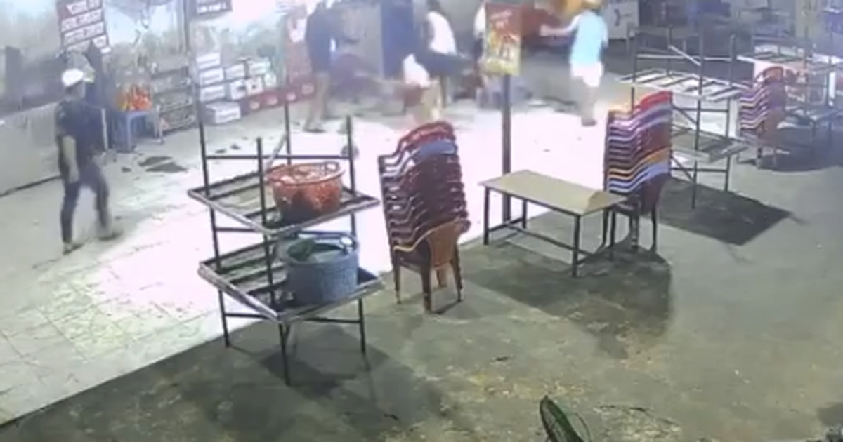 Đang ngồi ăn uống, nam thanh niên bị nhóm người xông vào đánh đến nhập viện