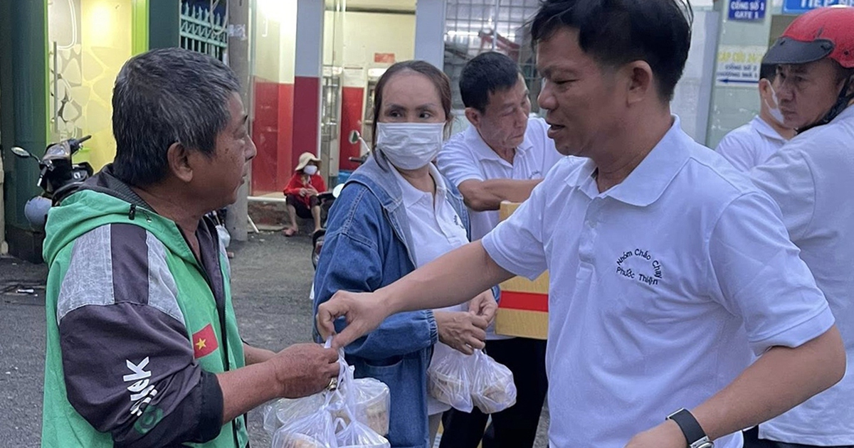 10 năm phát cháo chay cho người bệnh khó khăn