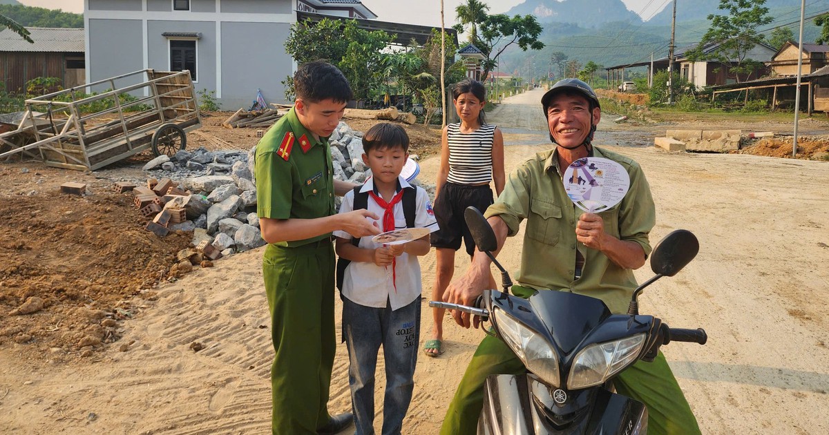 Công an xã tặng quạt ngày nắng nóng, người dân vừa mát vừa nhớ luật