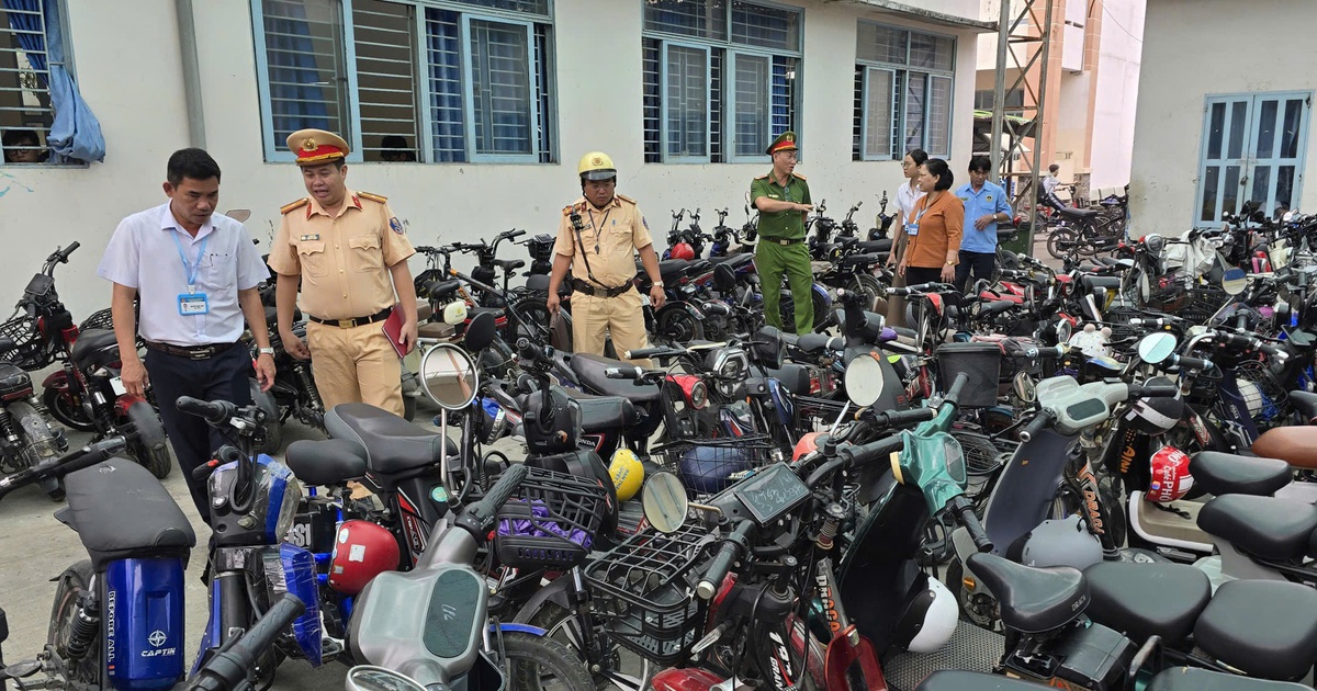 Siết xe điện 'độ chế', CSGT An Lạc kiểm tra bãi xe trường học