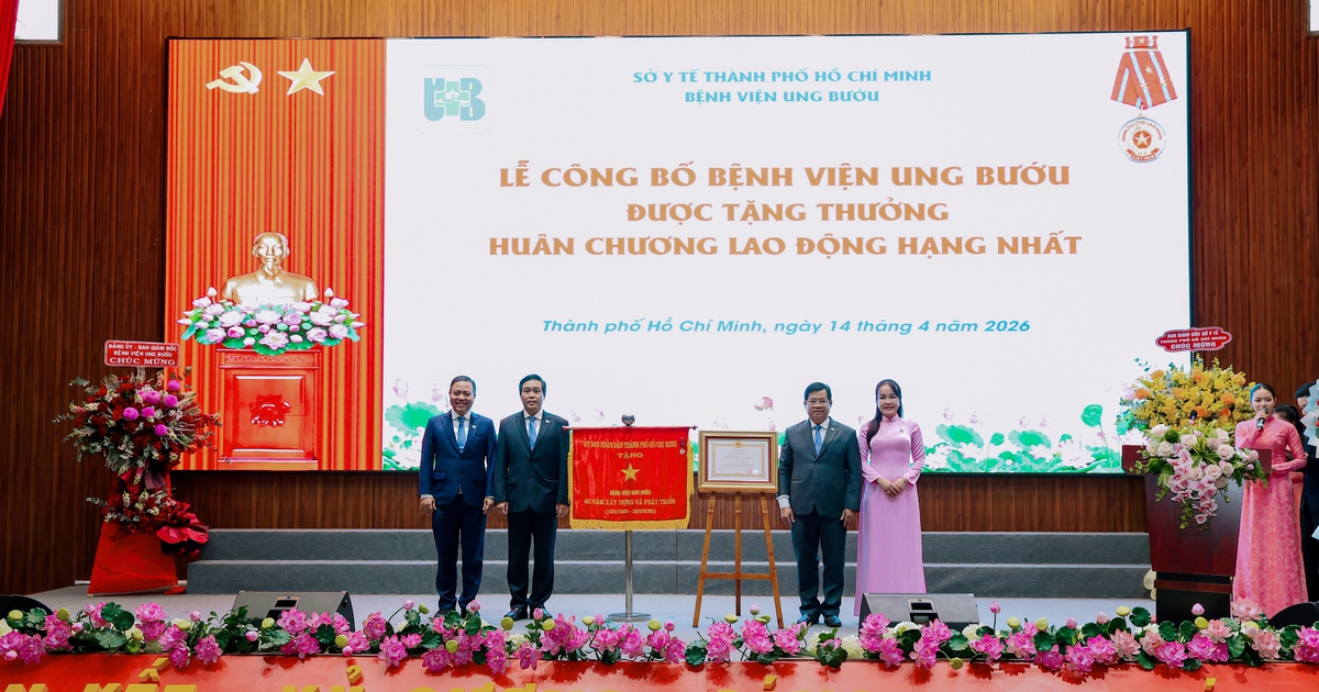 Bệnh viện Ung bướu TP.HCM đón nhận Huân chương Lao động hạng nhất