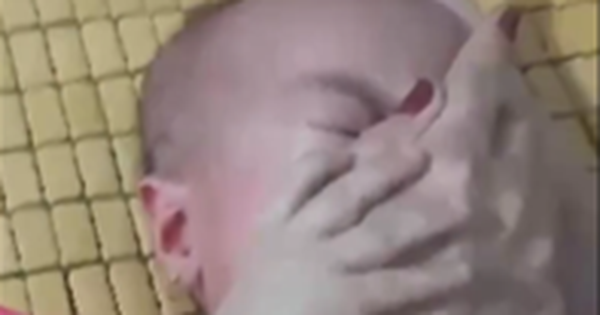 Xác minh clip cháu bé nghi bị bạo hành, người lớn nhiều lần bóp chặt khuôn mặt