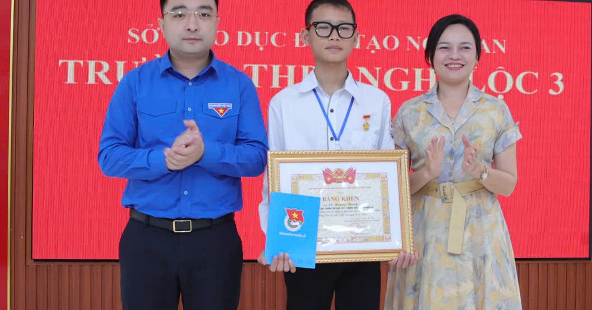 Tặng huy hiệu 'Tuổi trẻ dũng cảm' cho hai bạn trẻ lao xuống biển cứu người