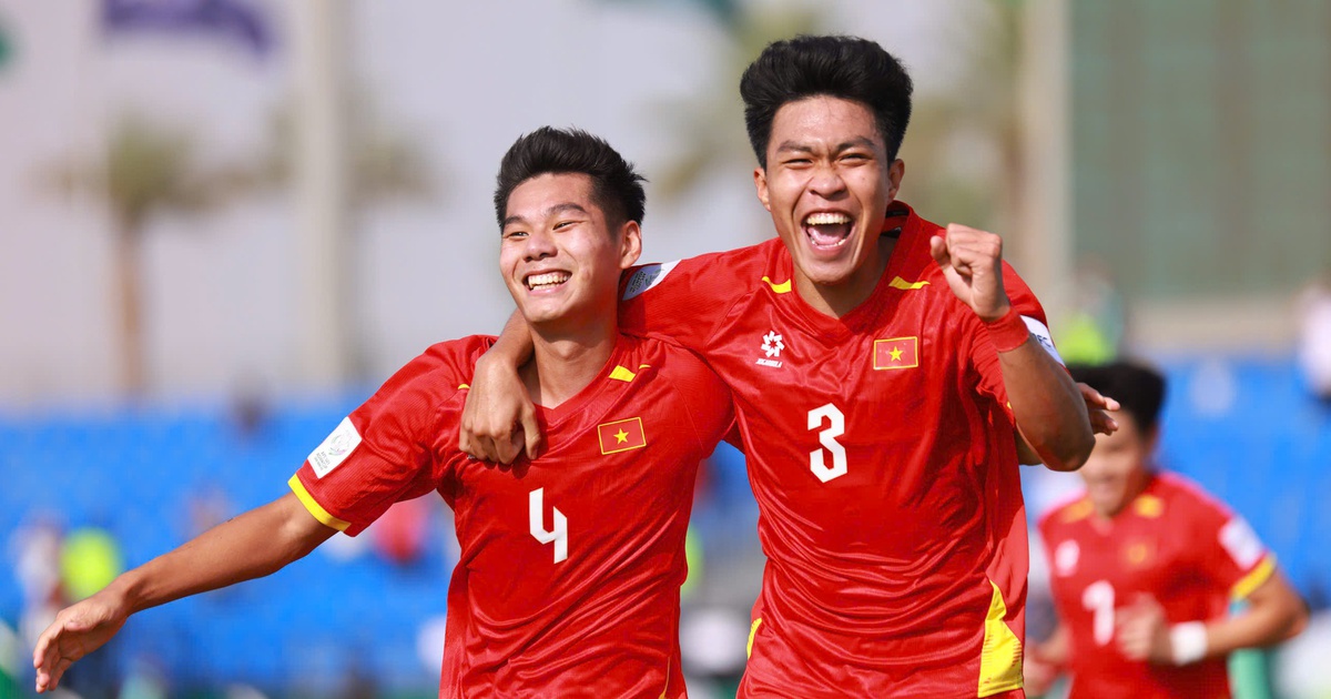 Hậu vệ trẻ ở đội tuyển Việt Nam: Kiên trì để lọt vào 'mắt xanh' thầy Kim