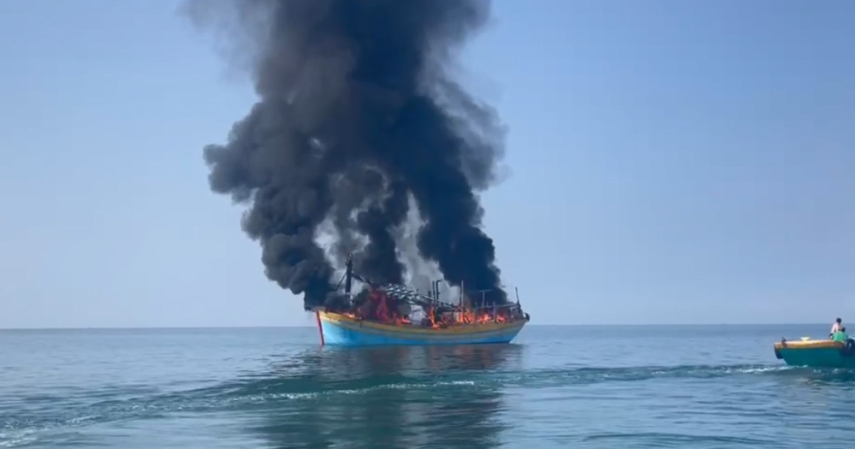 Cháy tàu cá trên biển Phan Thiết, cột khói bốc cao