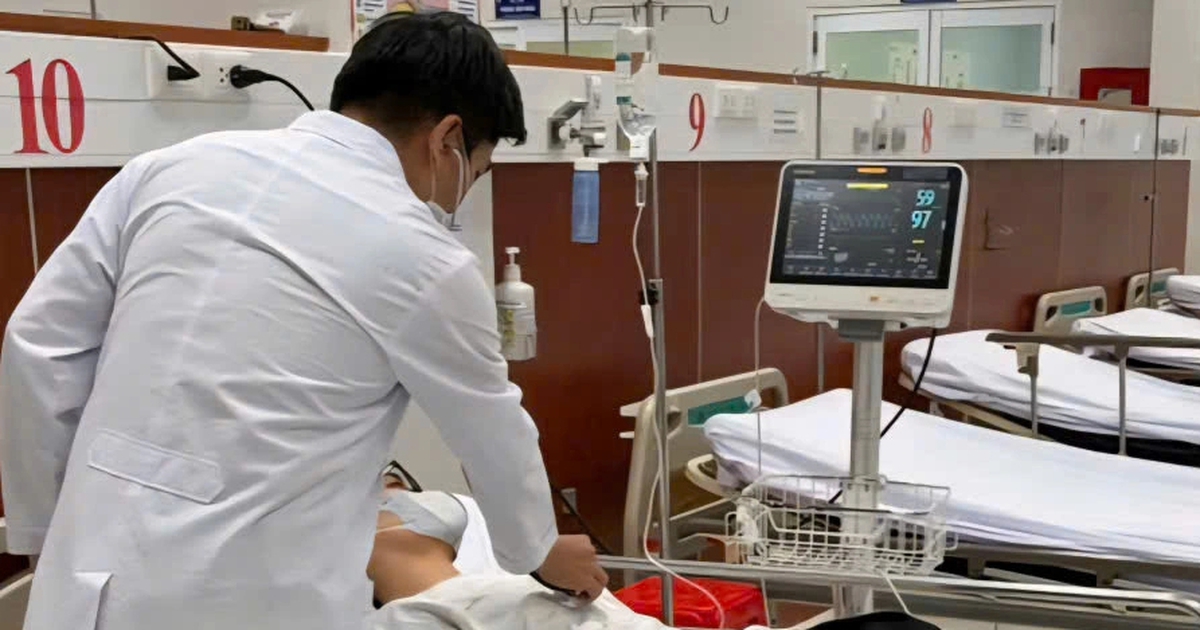 TP.HCM: 11 công nhân đi cấp cứu sau bữa ăn trưa