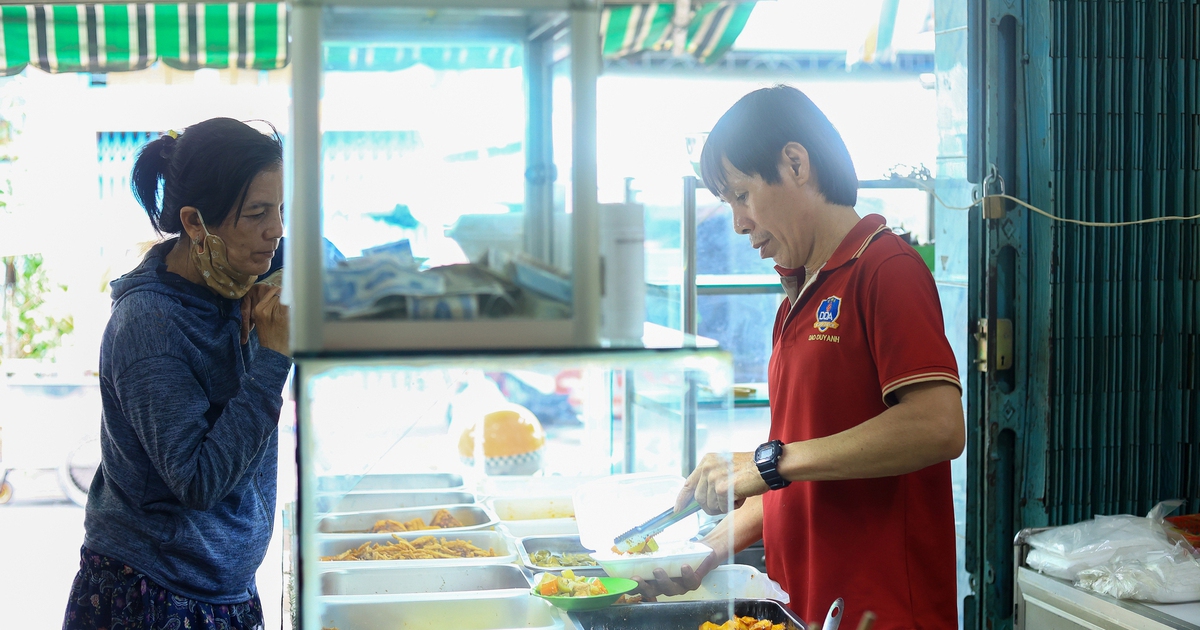 Giá thực phẩm tăng: Quán cơm 10.000 đồng ở TP.HCM vẫn 'ngược dòng'