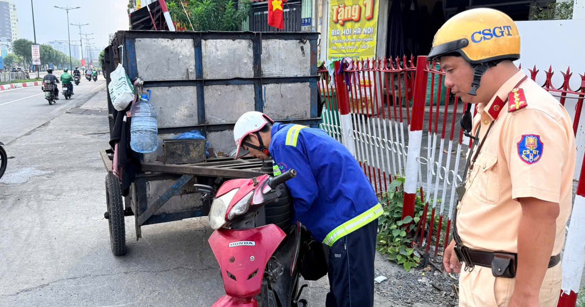 Xe rác tự chế cồng kềnh, thành 'chướng ngại vật di động' trên đường phố TP.HCM