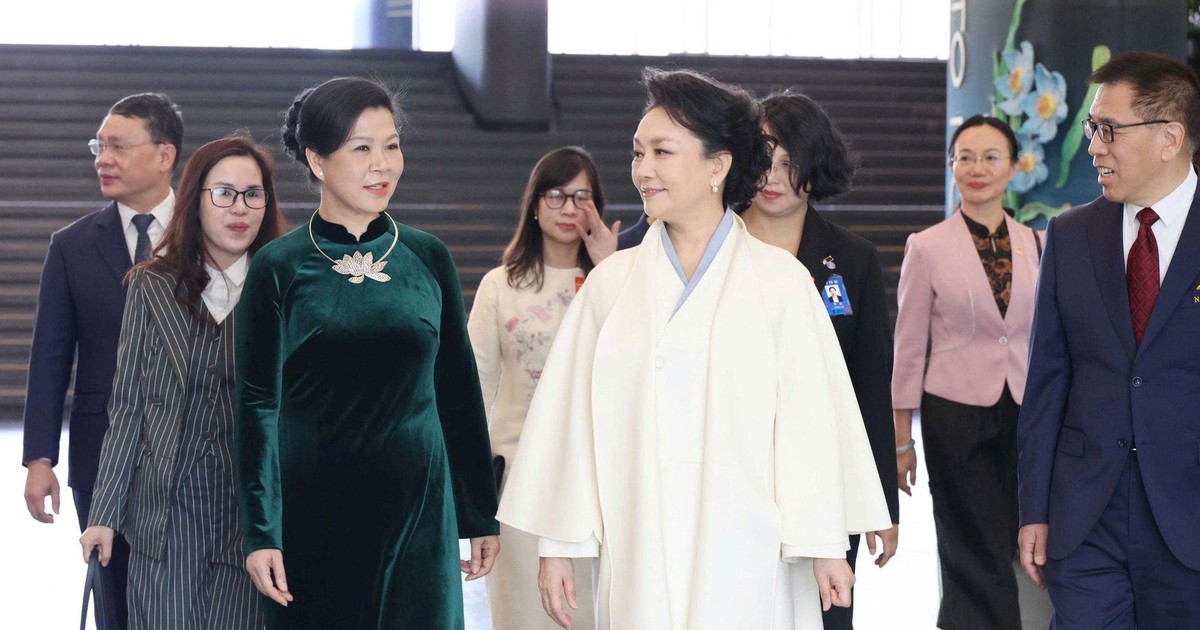 Phu nhân Ngô Phương Ly cùng phu nhân Bành Lệ Viên thăm Nhà hát lớn Trung Quốc