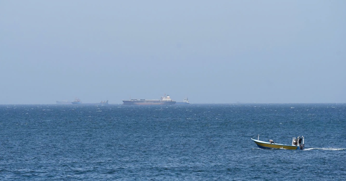 Chưa có lối thoát cho eo biển Hormuz