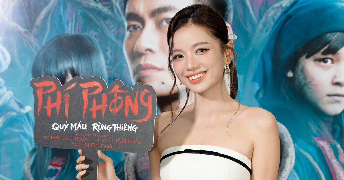 'O Hồng' của 'Mưa đỏ' mặc gợi cảm đọ sắc cùng Phương Anh Đào tại sự kiện