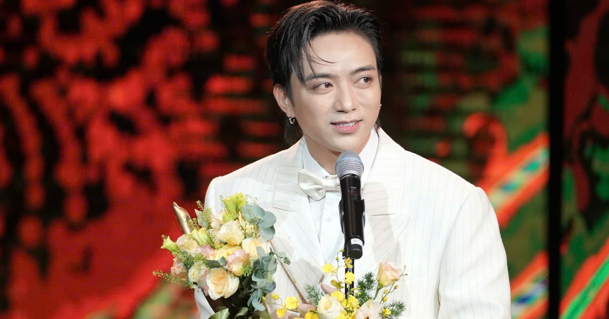 Soobin lập 'hat-trick' tại giải thưởng Cống hiến